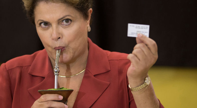 La presidenta de Brasil, Dilma Roussef, en las recientes elecciones de octubre. Foto: AP Images